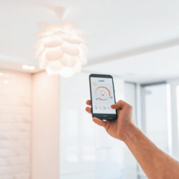 Смарт осветление: как да го инсталираме и управляваме