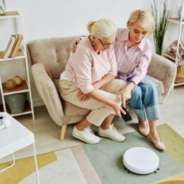 Как смарт устройствата допринасят за удобството на възрастните хора