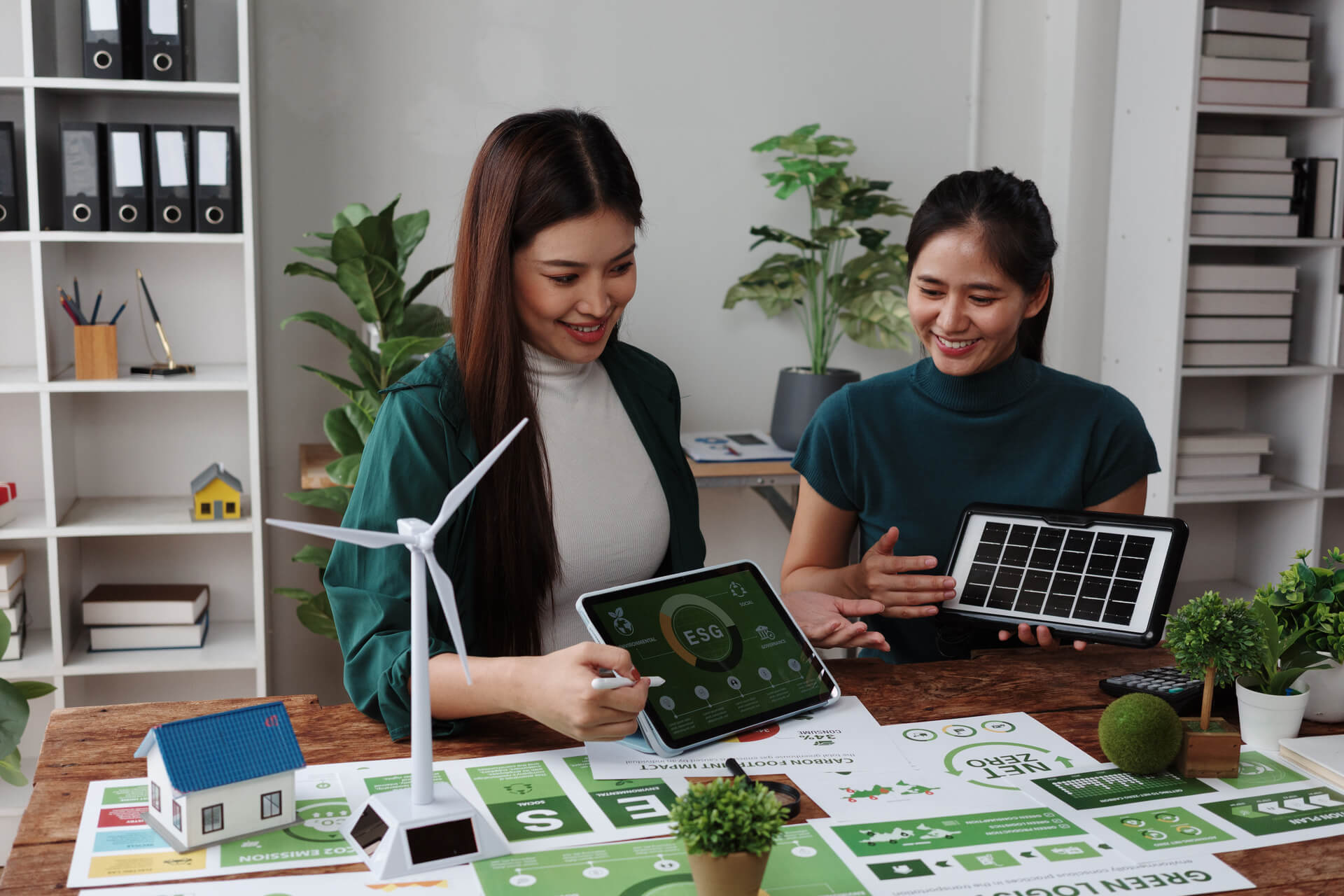 Фотоволтаични панели върху модерна къща